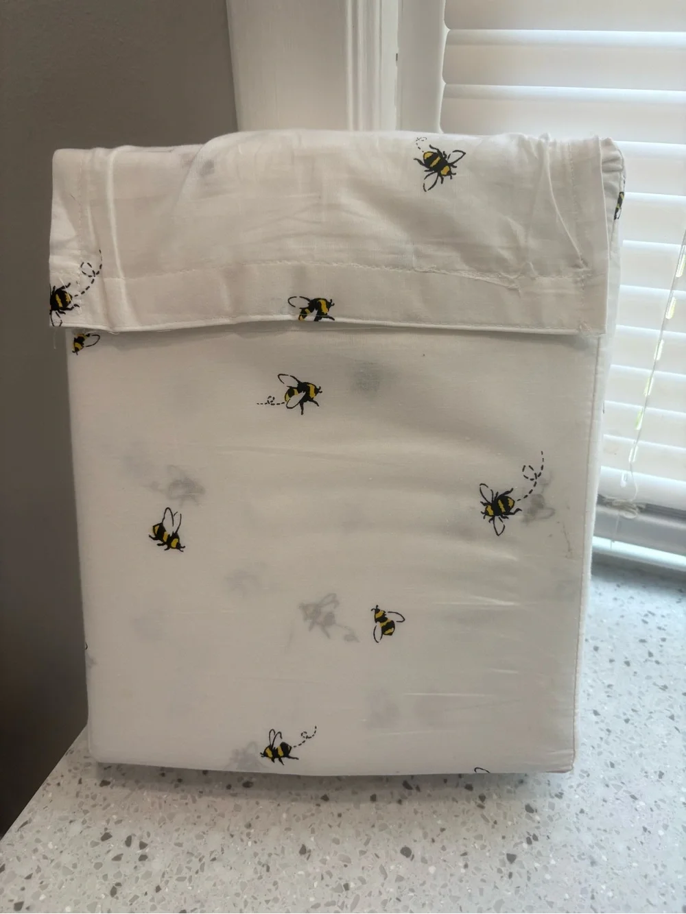 Kate Spade 100% Cotton Percale Dainty Flying BUMBLE BEES Sheet Set- Queen size
